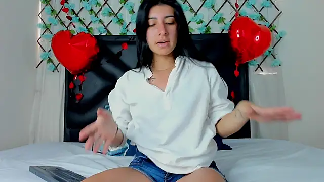 Snapshot of EmmaWilliamss chatting on 14, 2, 2025 EmmaWilliamss online show from 14, 2, 2025