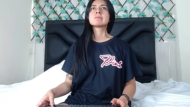 Snapshot of EmmaWilliamss chatting on 2, 10, 2025 EmmaWilliamss online show from 2, 10, 2025