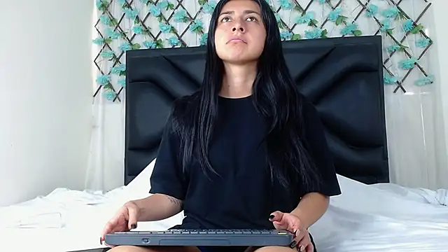 Snapshot of EmmaWilliamss chatting on 8, 10, 2025 EmmaWilliamss online show from 8, 10, 2025