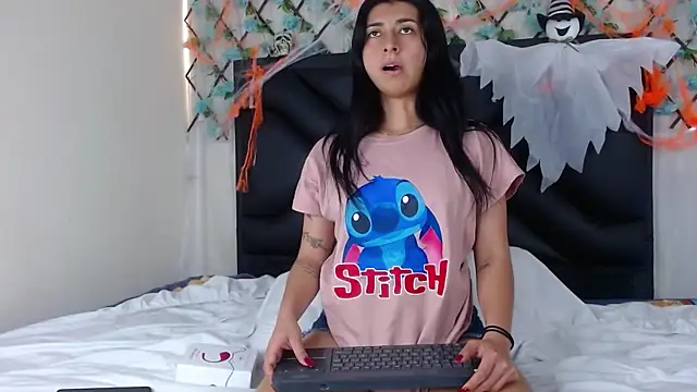 Snapshot of EmmaWilliamss chatting on 24, 10, 2025 EmmaWilliamss online show from 24, 10, 2025