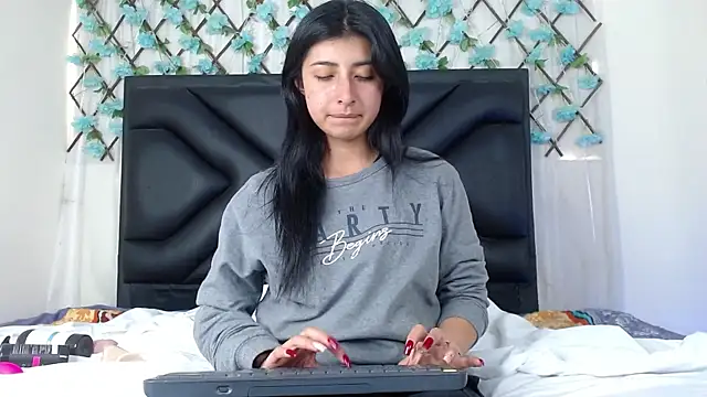 Snapshot of EmmaWilliamss chatting on 9, 11, 2025 EmmaWilliamss online show from 9, 11, 2025