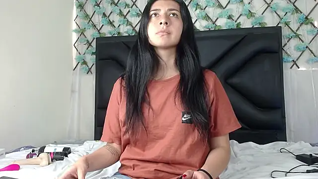 Snapshot of EmmaWilliamss chatting on 13, 11, 2025 EmmaWilliamss online show from 13, 11, 2025