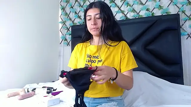 Snapshot of EmmaWilliamss chatting on 2, 12, 2025 EmmaWilliamss online show from 2, 12, 2025