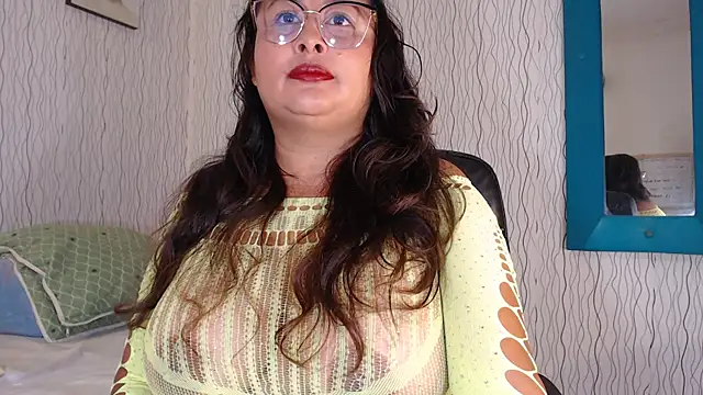 Snapshot of NadiaWhite chatting on 4, 10, 2025 NadiaWhite online show from 4, 10, 2025