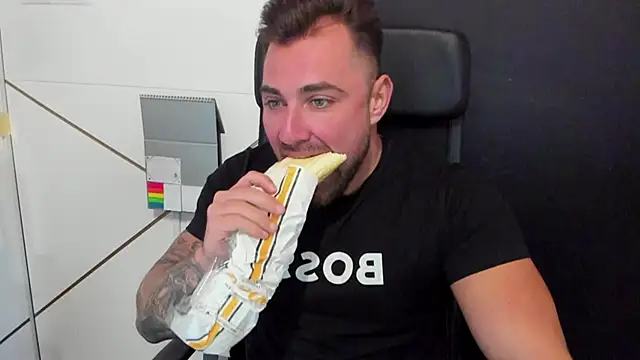 Snapshot of DuncanStone chatting on 4, 2, 2025 DuncanStone online show from 4, 2, 2025