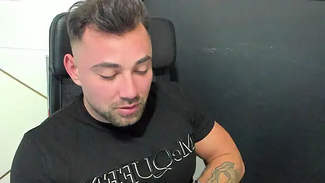 Snapshot of DuncanStone chatting on 8, 2, 2025 DuncanStone online show from 8, 2, 2025