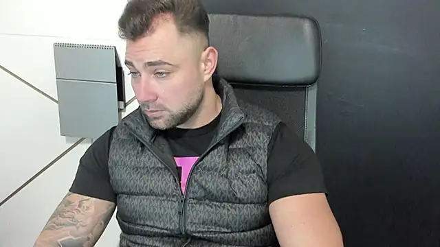 Snapshot of DuncanStone chatting on 7, 3, 2025 DuncanStone online show from 7, 3, 2025