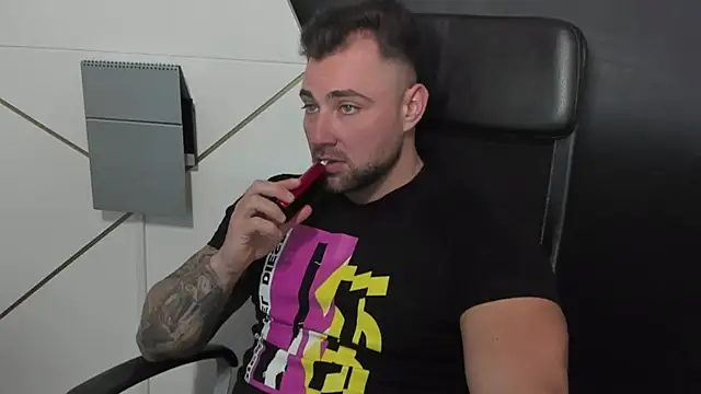 Snapshot of DuncanStone chatting on 7, 3, 2025 DuncanStone online show from 7, 3, 2025