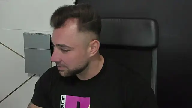 Snapshot of DuncanStone chatting on 7, 3, 2025 DuncanStone online show from 7, 3, 2025