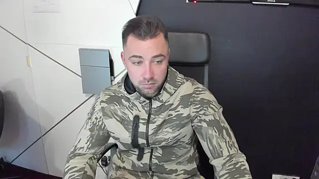 Snapshot of DuncanStone chatting on 8, 3, 2025 DuncanStone online show from 8, 3, 2025