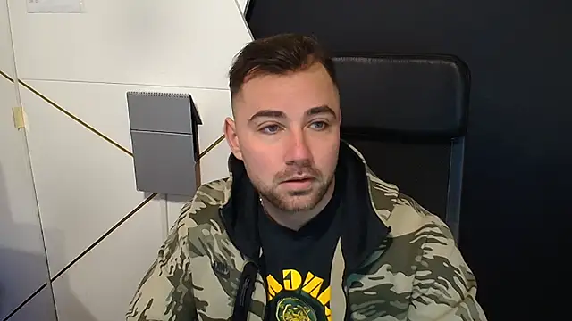 Snapshot of DuncanStone chatting on 6, 11, 2025 DuncanStone online show from 6, 11, 2025