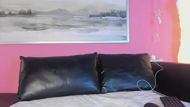 Tiffanysurez  online show from 8, 10, 2025