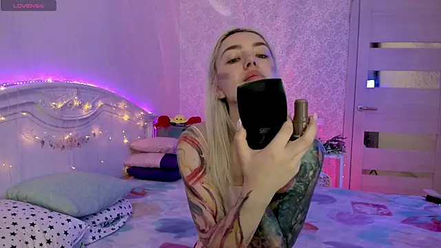 LillyMoure  online show from 13, 10, 2025