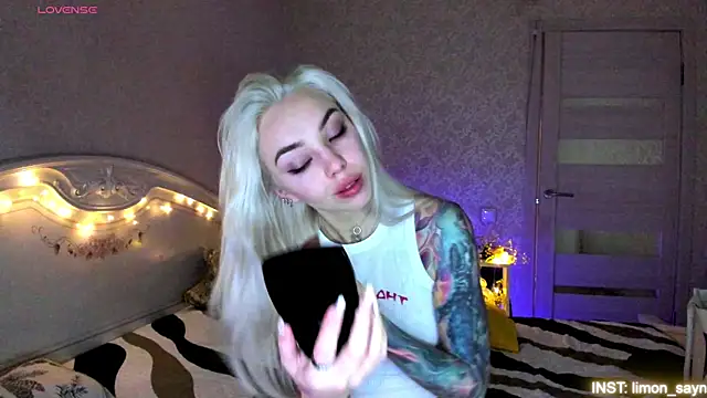 Snapshot of LillyMoure_ chatting on 17, 7, 2026 LillyMoure online show from 17, 7, 2026