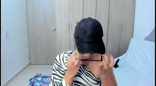 Hana Zurah online show from 4, 2, 2025