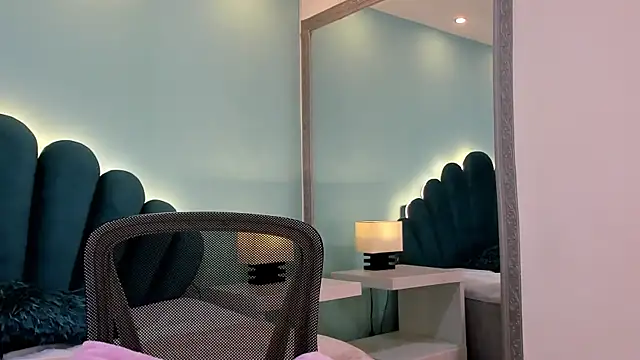 Snapshot of sharlott18 chatting on 17, 11, 2025 sharlott18 online show from 17, 11, 2025