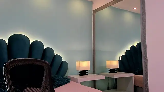 Snapshot of sharlott18 chatting on 20, 11, 2025 sharlott18 online show from 20, 11, 2025