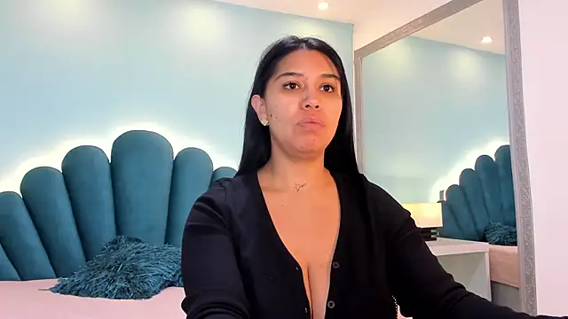 Snapshot of sharlott18 chatting on 28, 11, 2025 sharlott18 online show from 28, 11, 2025