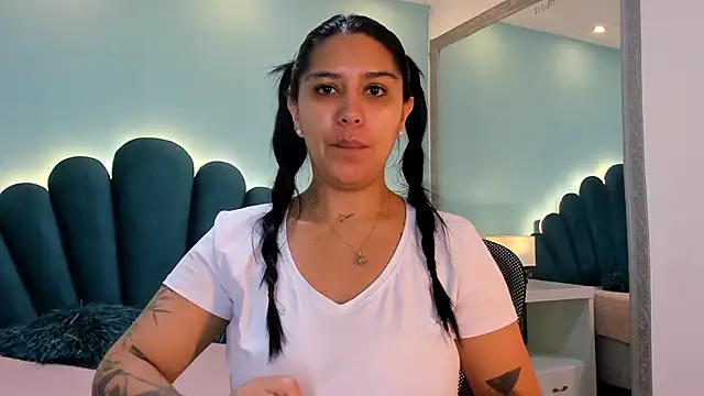 Snapshot of sharlott18 chatting on 4, 12, 2025 sharlott18 online show from 4, 12, 2025