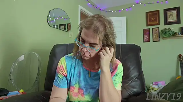 Snapshot of Linzy_19 chatting on 11, 11, 2025 Linzy 19 online show from 11, 11, 2025