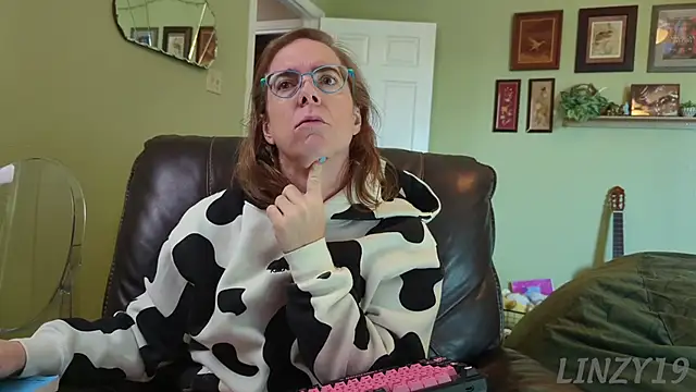 Snapshot of Linzy_19 chatting on 12, 11, 2025 Linzy 19 online show from 12, 11, 2025