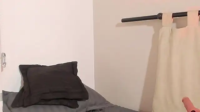 pamela anderson  online show from 19, 2, 2025