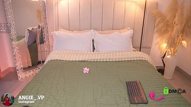 nicoletth18 online show from 10, 4, 2026