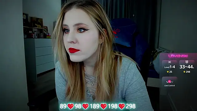 Snapshot of Olivia_Munk chatting on 30, 10, 2025 Olivia Munk online show from 30, 10, 2025