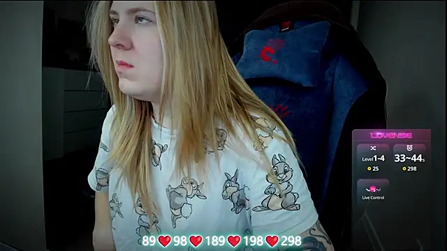 Snapshot of Olivia_Munk chatting on 16, 11, 2025 Olivia Munk online show from 16, 11, 2025