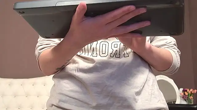 KylieLipa online show from 25, 2, 2025