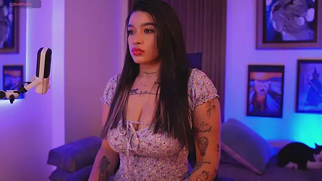 HannahW  online show from 6, 12, 2024