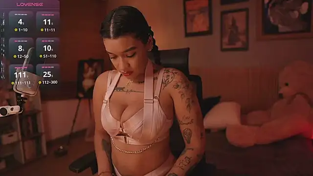 HannahW  online show from 22, 11, 2025