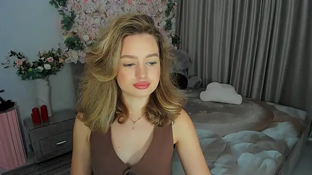 Snapshot of MiracleCurly chatting on 8, 9, 2025 MiracleCurly online show from 8, 9, 2025