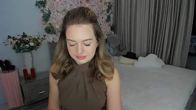 Snapshot of MiracleCurly chatting on 8, 10, 2025 MiracleCurly online show from 8, 10, 2025