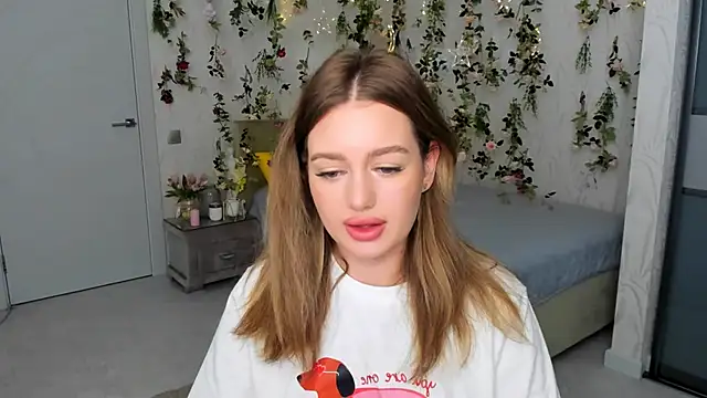 Snapshot of MiracleCurly chatting on 12, 10, 2025 MiracleCurly online show from 12, 10, 2025