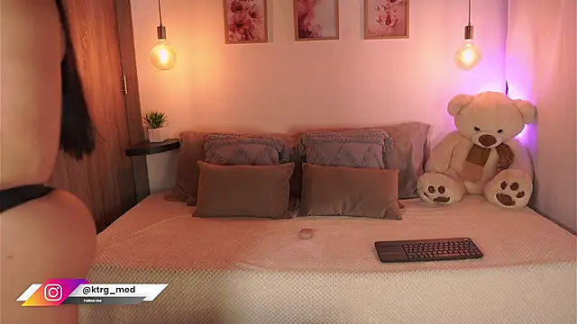 Snapshot of amelie_gonzalez chatting on 3, 10, 2025 amelie gonzalez online show from 3, 10, 2025