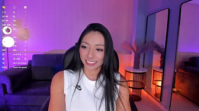 Snapshot of LizzHamilton__ chatting on 6, 3, 2025 LizzHamilton online show from 6, 3, 2025