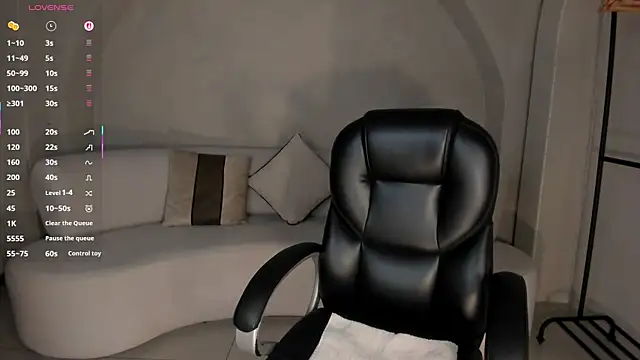 LizzHamilton   online show from 10, 11, 2025