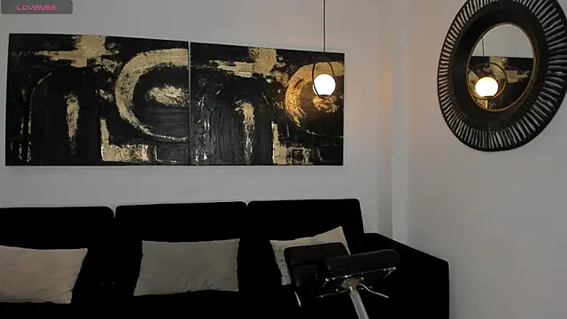 LizzHamilton   online show from 8, 3, 2026