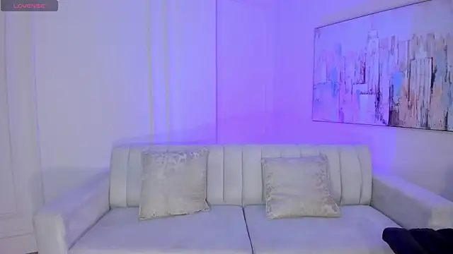 LizzHamilton   online show from 5, 4, 2026