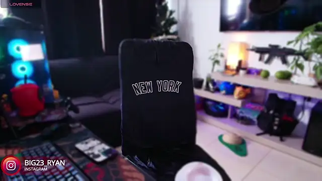 Snapshot of bigryann23 chatting on 12, 1, 2025 bigryann23 online show from 12, 1, 2025